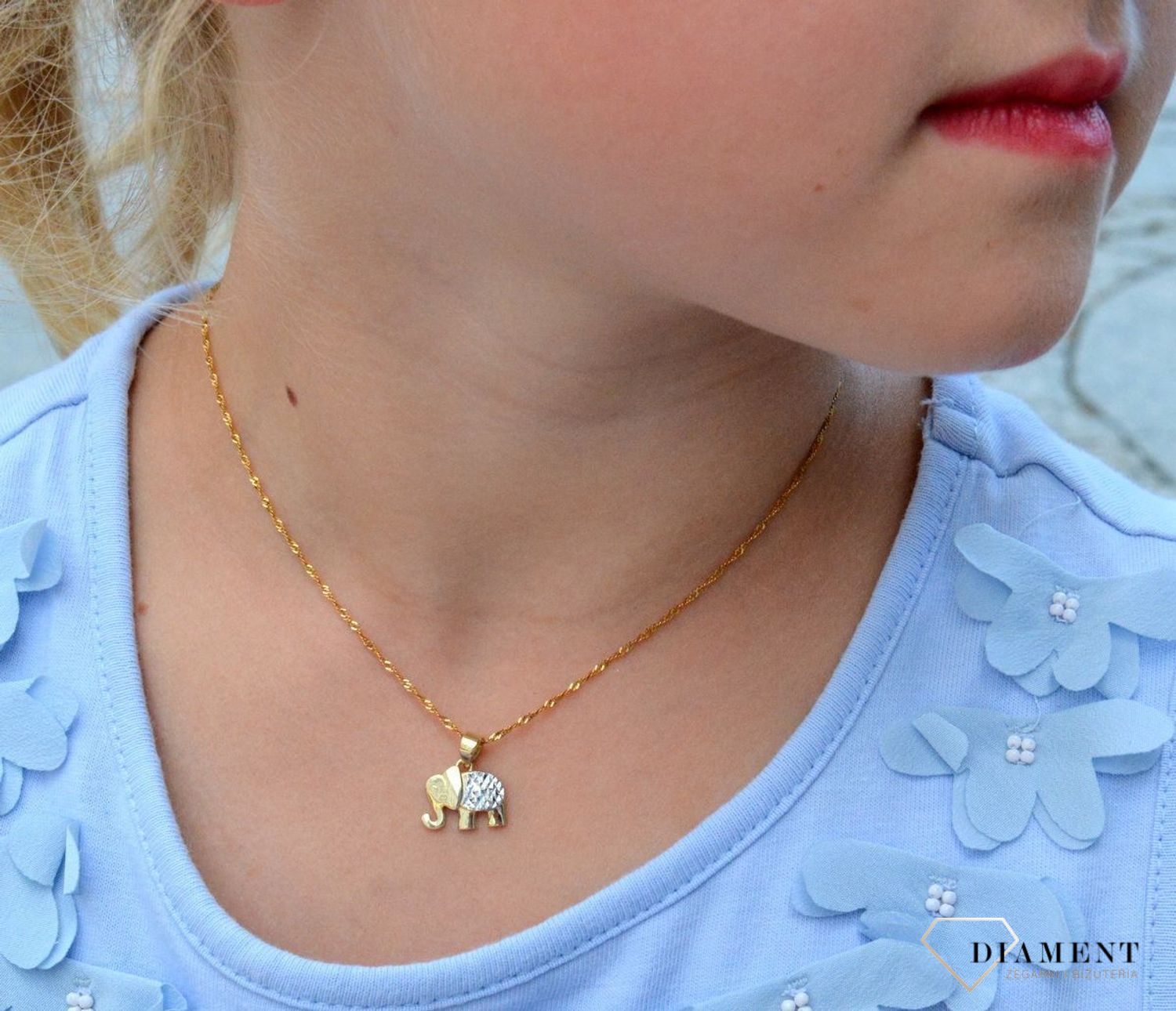 Złota zawieszka 333 słoń z białym złotem ZA 6873 333. Piękno zawarte w subtelnym detalu, w postaci zawieszki o kształcie słonia. Utrzymana w najnowszych trendach złota biżuteria inspirowana motywem amuletów, to oryginalny do.jpg